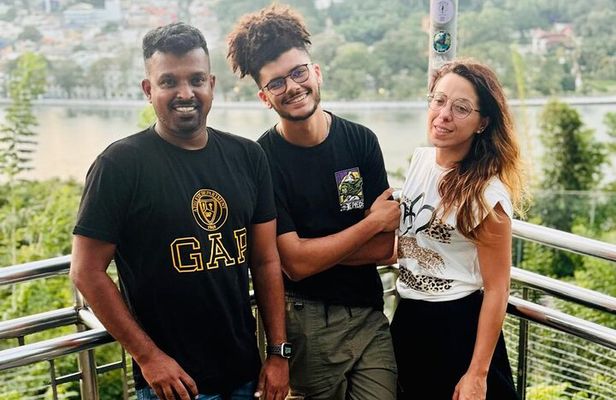 Kandy City Tour with Ambuluwawa by Tuk Tuk