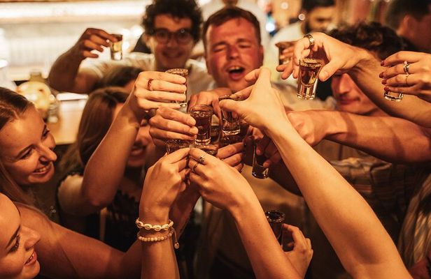 Rome Bar Crawl: Interactive Night Out with Guide, Games & Karaoke