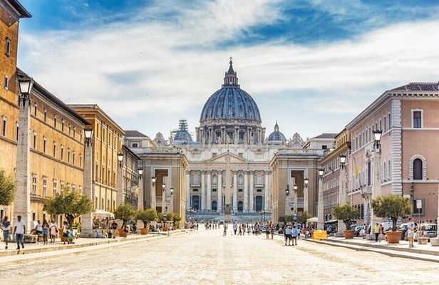 St. Peter Basilica Guided Tour with Italian Lunch