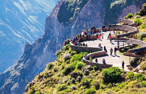 Guided Tour to Colca Canyon with Transportation and Breakfast