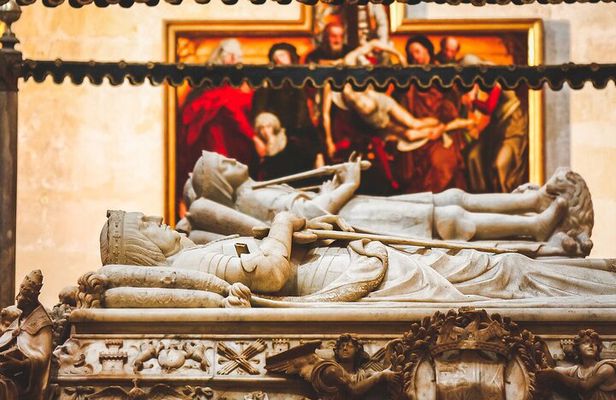 Private Tour to Granada Center and Entrance to Royal Chapel Included