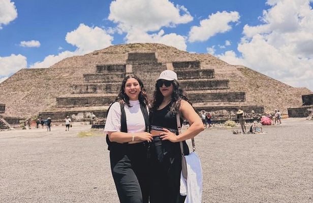 Teotihuacan guided tour, cave breakfast with CDMX transportation