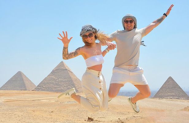 Tour to the Pyramids with Professional Photographer from Hurghada