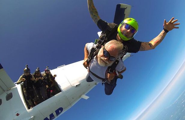 Private Skydive in Dubai at 13,000ft with Transfer Options