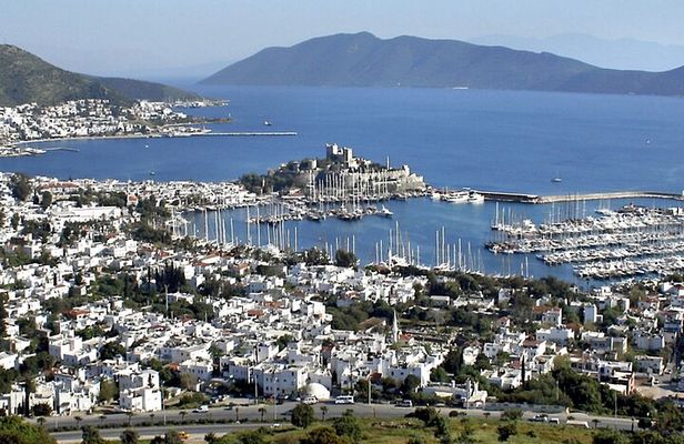 Private Bodrum City Tour with Guide & Lunch - Entrance fees Extra