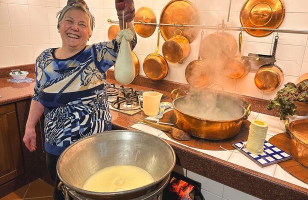 Mozzarella experience with private cooking class