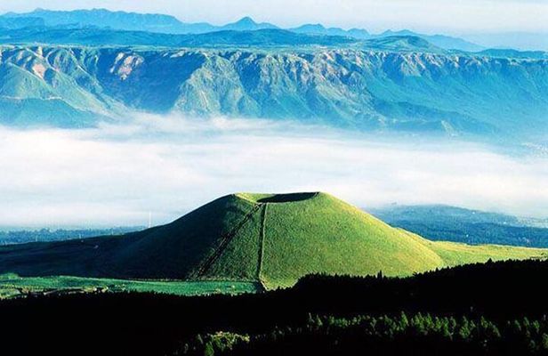Kumamoto Castle Kusasenrigahama and Mount Aso tour from Fukuoka
