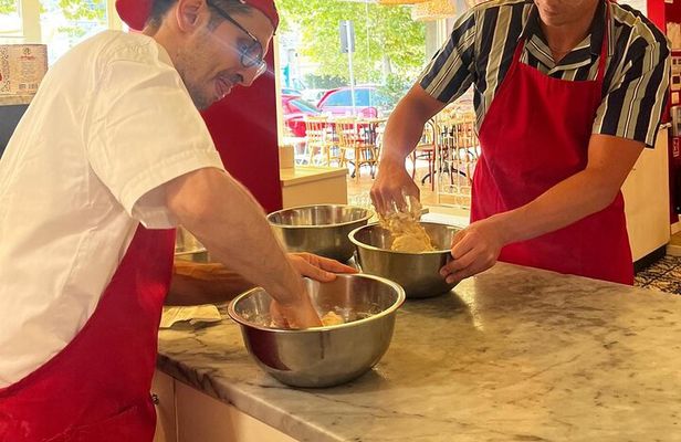 Premium Pizza Making Class at a Pizzeria in Como