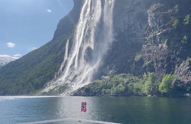 Geiranger Fjord Tour with Waterfall Tasting