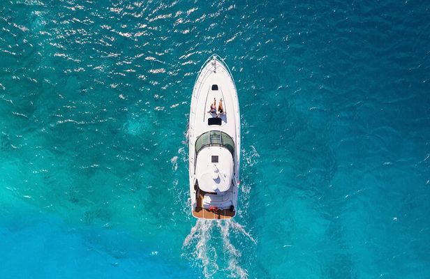 Cozumel Private Yacht and Snorkel with Lunch and Open Bar Onboard