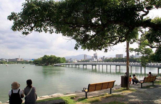 Personalized FUKUOKA Guided Tour with Local Guide + Photo Service