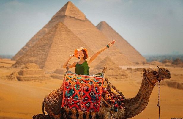 Top rated Giza Pyramids and Sphinx Tour from Cairo Airport