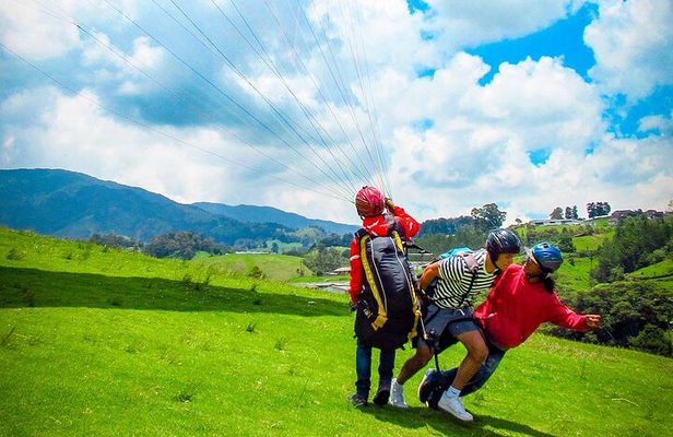 Paragliding flight in Medellin with expert pilots