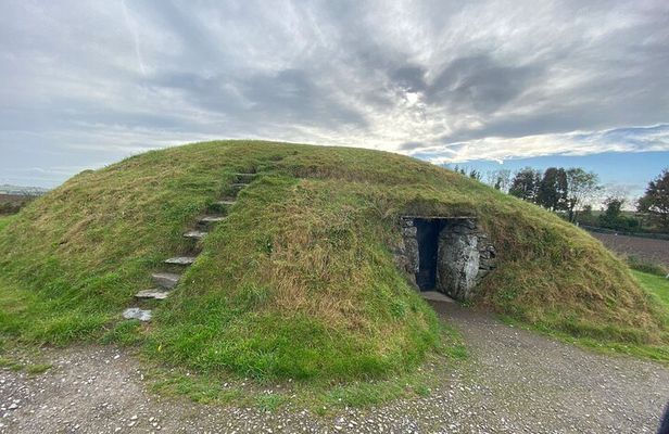 Boyne Valley Megalithic Monuments Private Day Tour from Dublin