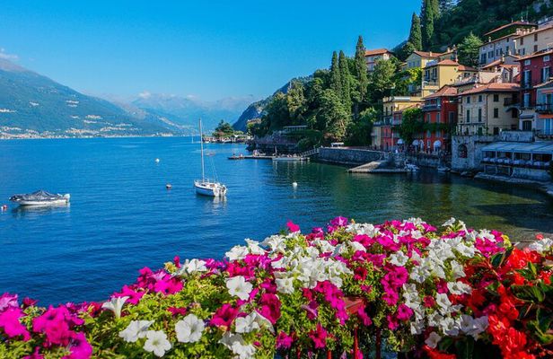 Lake Como : Shared Boat Tour and Aperitif with Prosecco