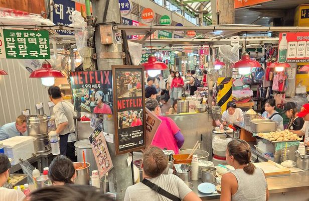 4 Hours UNESCO Palace and Street Food Tour in Seoul