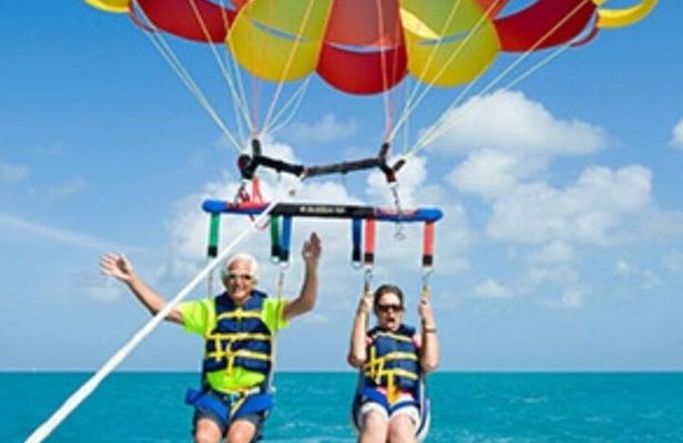 Fly over the Sea of 7 Colors: Parasailing Private San Andrés