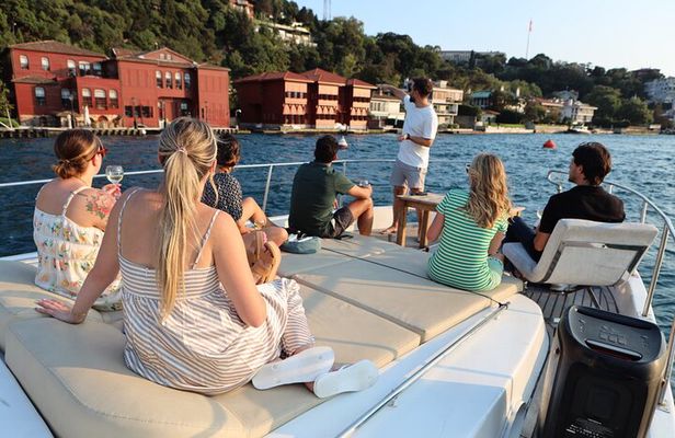 Small Group Yacht Tour With Unlimited Wine & Live Commentary