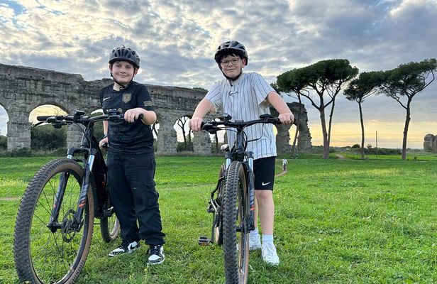 Private E-bike tour of Appian way, Aqueduct & catacombs with food