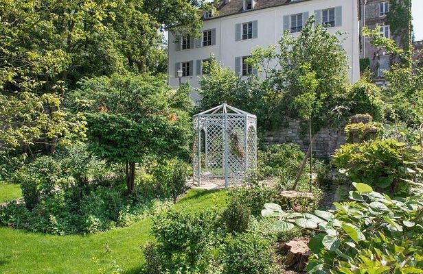 Montmartre Marvels Small-Group Tour with Renoir Gardens Entrance