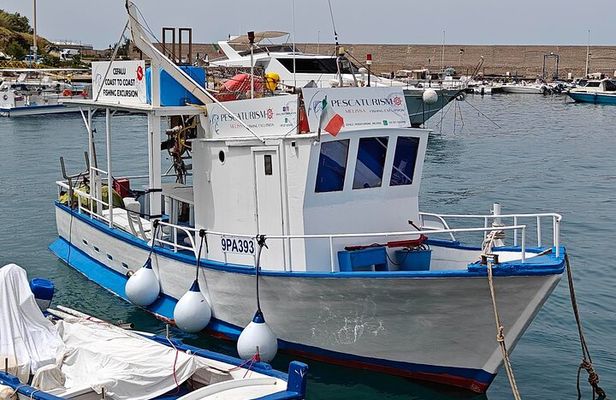Cefalu: Boat Trip with Fishing, Coastal Tour and Lunch on Board