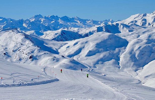Guided Ski Activity in Leida Equipment and Ski pass Included