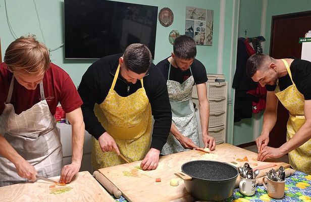 Bologna: Tagliatelle & Ragù Home Cooking Class with wine
