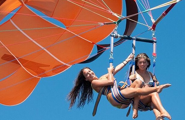 Adventurous Parasailing Ride in Dubai with Palm Jumeirah views