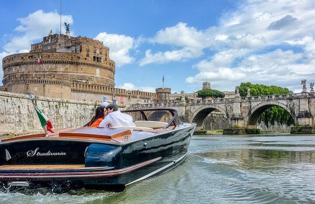 La Dolce Vita: Private Luxury Boat Ride in the Eternal City