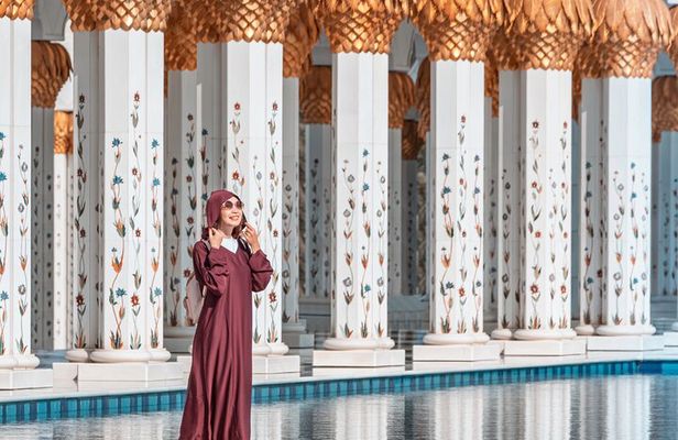 Abu Dhabi City Tour: Grand Mosque, Palace, Souk, Louvre & Ferrari