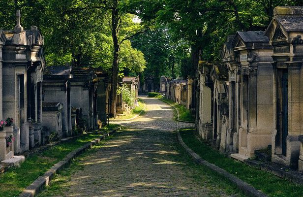 Père Lachaise Cemetery Tour, Tales from the Graves and Crepes