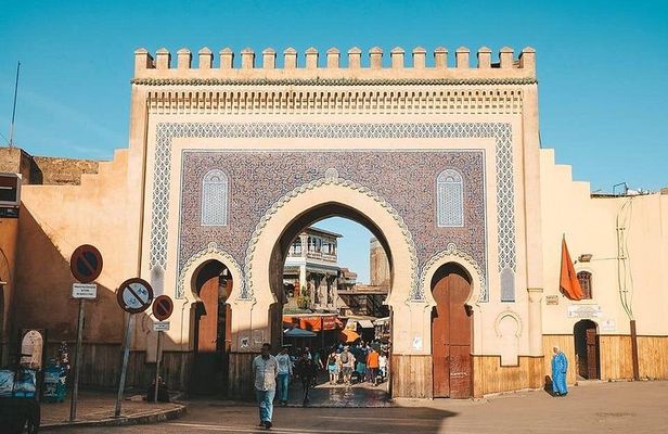 Discover the city of Fes on foot with the best guides