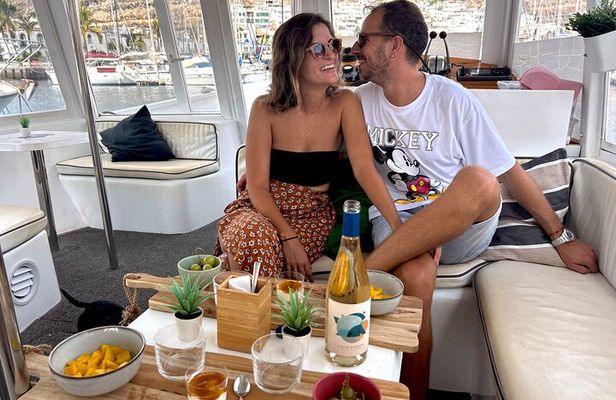Puerto de Mogán: Boat Cruise + Dockside Wine Pairing