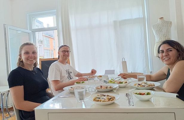 Istanbul Vegan/Vegeterian Cooking Class with Locals at Home