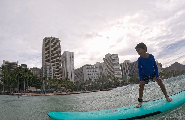 Surf lessons for beginners in Waikiki