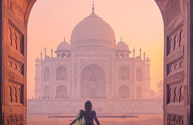 Taj Mahal same day luxurious Tour by Superfast Train from Delhi