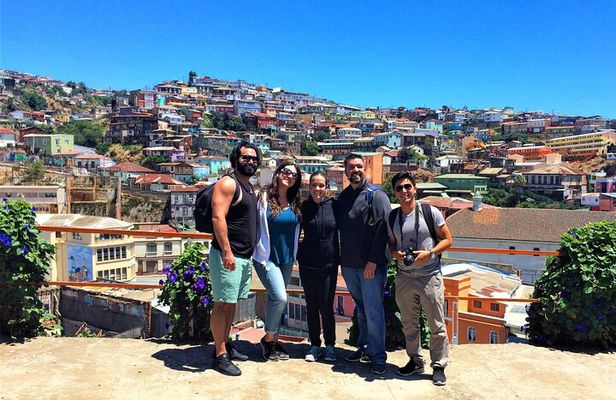 Walking Tour at Valparaiso and Viña with Lunch Starts in Santiago
