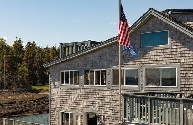 Oyster and Wine Tasting in a Cozy Seaside Lodge