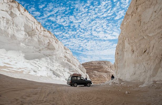 2-Day Guided Tour in Bahariya Oasis, White and Black Desert Tour
