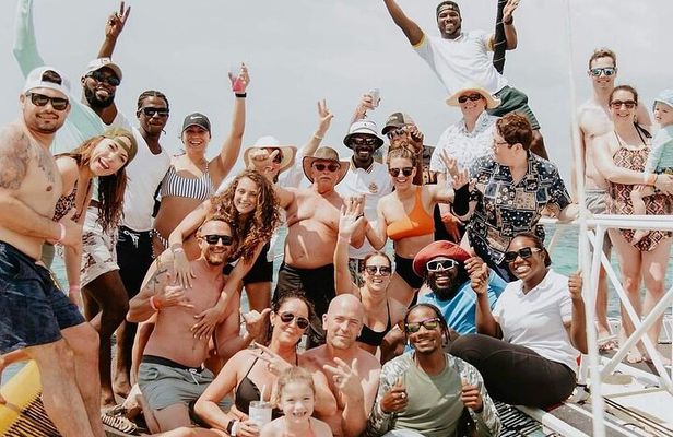 Negril Catamaran: Sunset Sail with Snorkeling, DJ & Rick’s Cafe