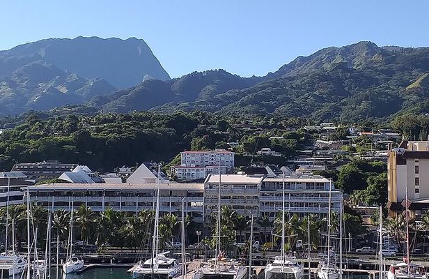 Shared 4.5h Circle Island Tour of Tahiti Nui by Lydia