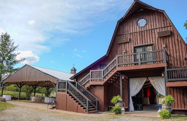 Cozy Farm Experience with Wagon Wheels and Acoustic Meal