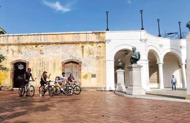 Bike tour in Panama City with Gastronomic Samples (14 Flavors)