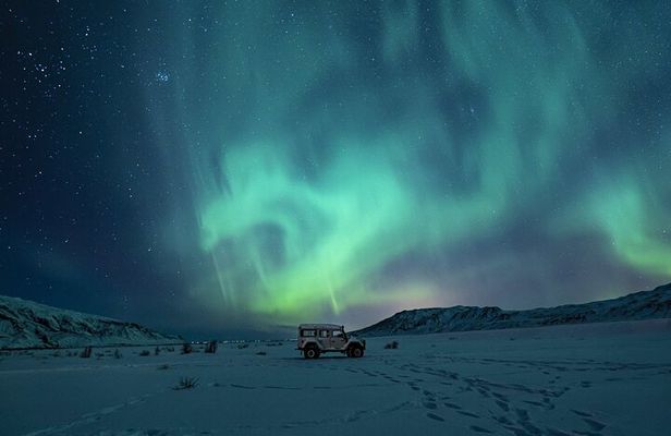 4x4 Minibus Northern Lights with Photo and snacks from Reykjavik