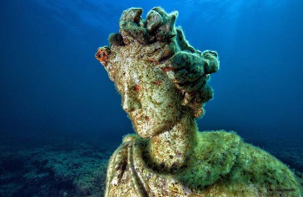 Diving at the Baia Submerged Park for certified divers
