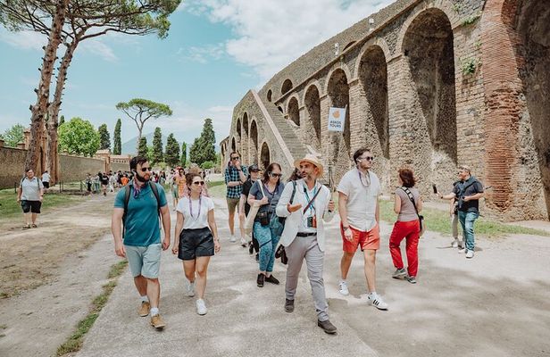 Pompeii in 2 Hours with Archaeologist & Amphitheatre Visit