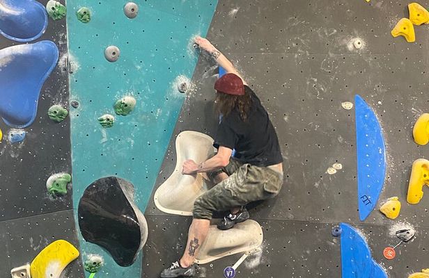 Beginner Bouldering and Climbing Lessons in Calgary, Gym included