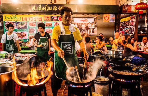 Bangkok Night Tour: Chao Phraya Boat, Tuk-Tuk & Chinatown Food