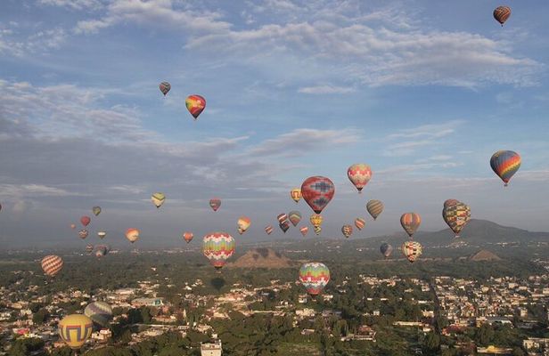 Teotihuacan Balloon Experience with Transportation and Breakfast