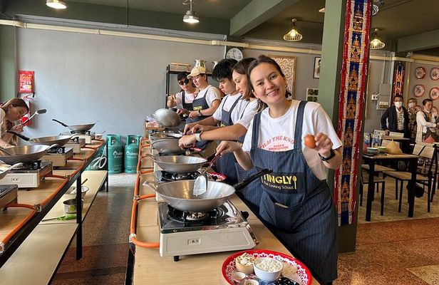 Traditional Thai Cooking Class with Market Visit in Bangkok